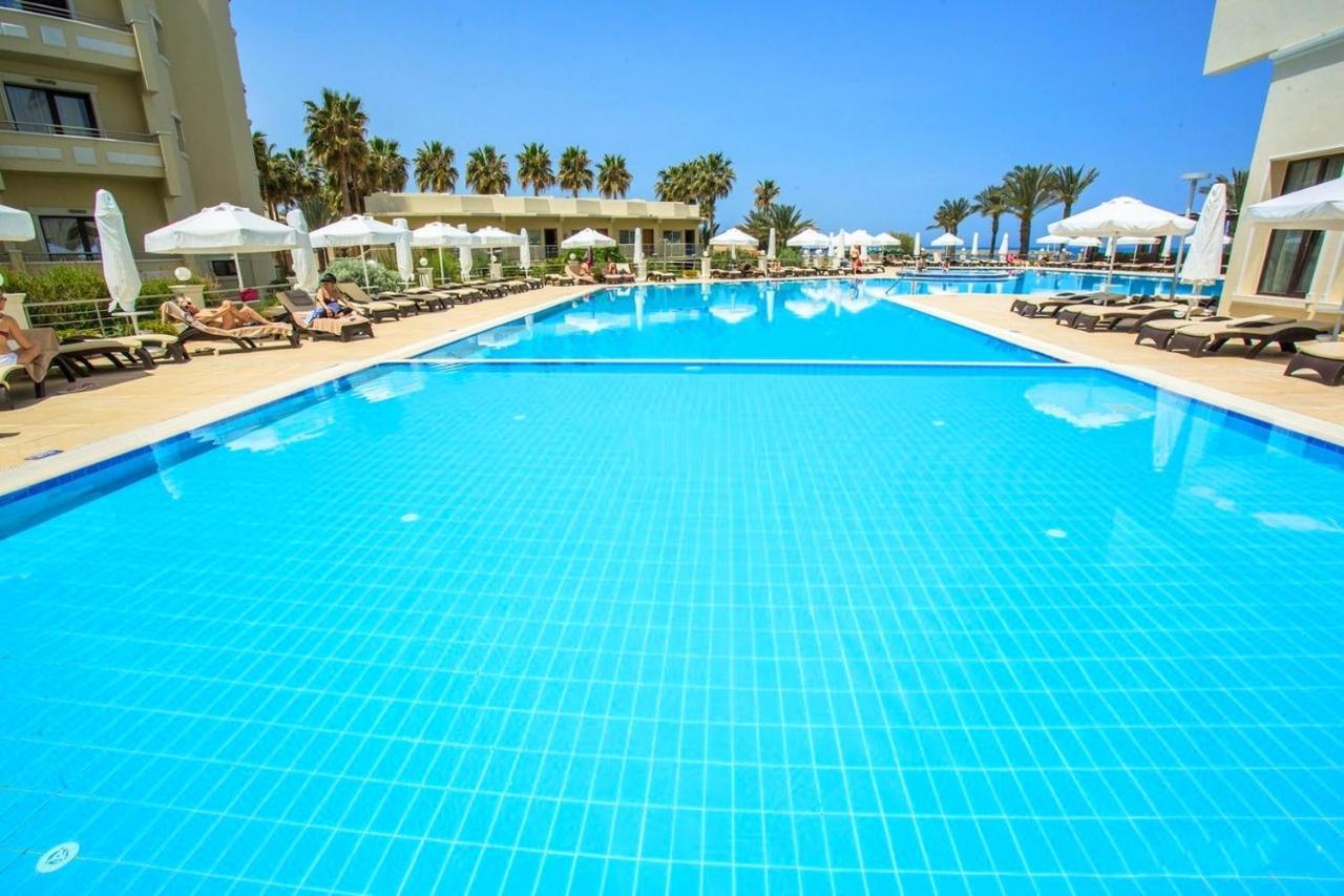 Vuni Palace Luxury Resort & Beach & Casino Kyrenia  Exterior foto